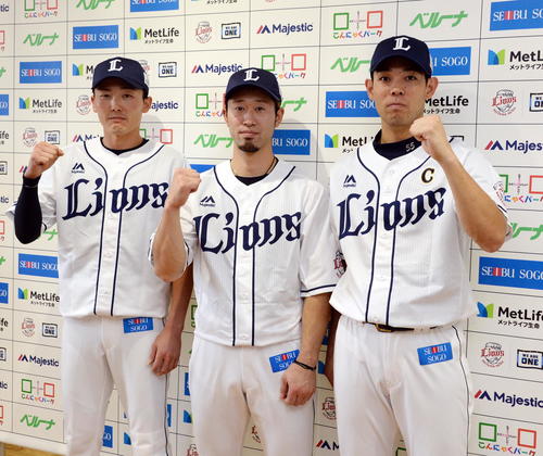 侍ジャパンに選出されガッツポーズで意気込む西武の3人。左から源田、外崎、秋山（撮影・鈴木正章）