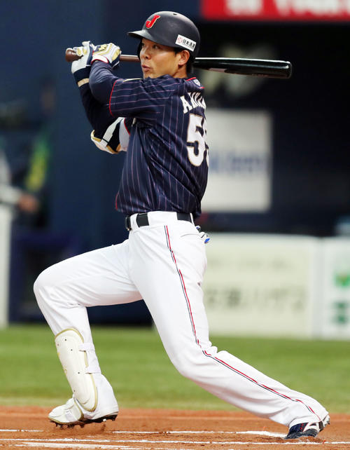 18年3月、オーストラリア戦で安打を放つ秋山翔吾（撮影・田崎高広）