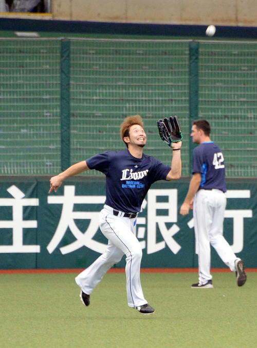 左翼に入りノックを受ける西武外崎（撮影・鈴木正章）