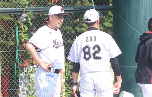 ロッテ小野2軍投手コーチ（右）と話し合う吉井投手コーチ（撮影・久永壮真）