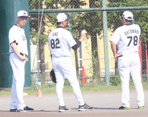 ロッテ小野2軍投手コーチ（中央）、大隣2軍投手コーチ（右）と話し合う吉井投手コーチ（撮影・久永壮真）