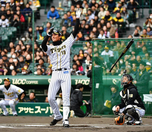 2018年の阪神ファン感謝デーでバットを投げる藤浪晋太郎（2018年11月23日撮影)
