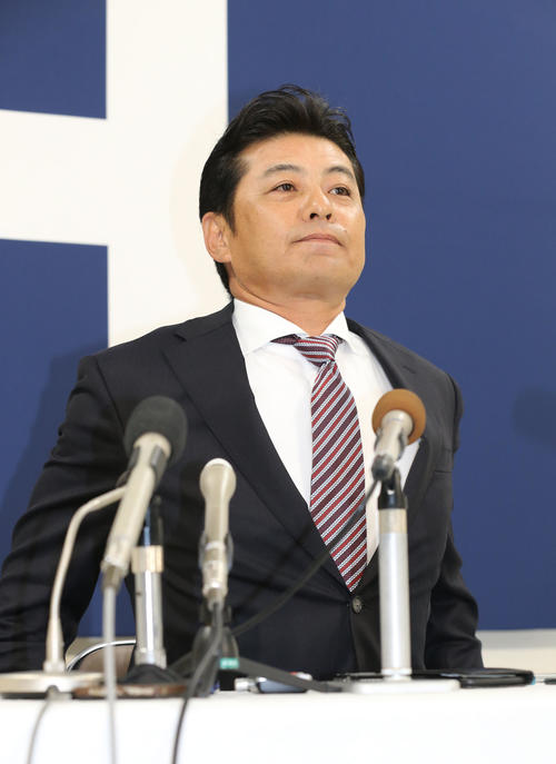会見で辞意を表明する広島緒方監督（撮影・梅根麻紀）