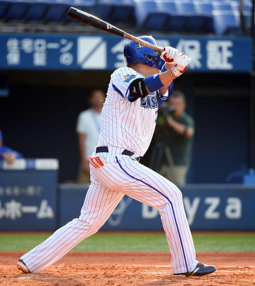 紅白戦　6回裏2死三塁、左中間に2点本塁打を放つ筒香（撮影・たえ見朱実）