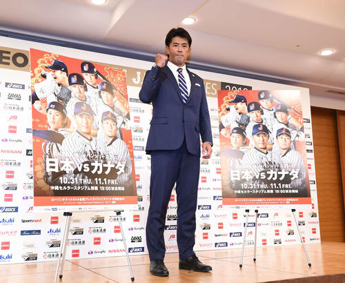 プレミア12のメンバー発表し、ガッツポーズする侍ジャパン稲葉監督（撮影・鈴木みどり）