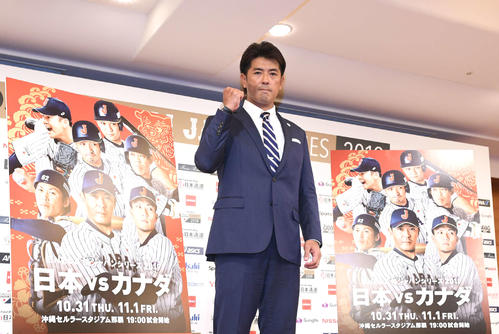 プレミア12のメンバー発表し、ガッツポーズする侍ジャパン稲葉監督（撮影・鈴木みどり）
