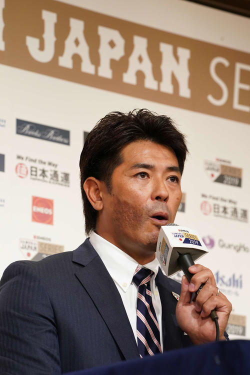 プレミア12のメンバー発表を行う侍ジャパン稲葉監督（撮影・鈴木みどり）