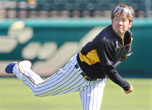 甲子園で遠投し調整する西（撮影・上山淳一）
