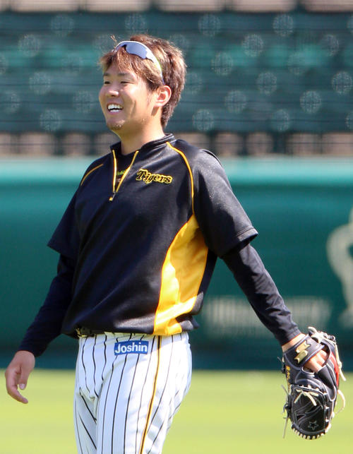 投手指名練習でリラックスした表情の西（撮影・上山淳一）