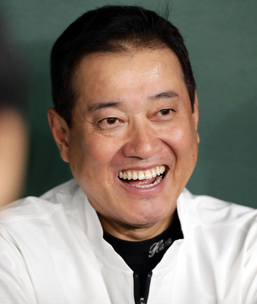 練習を見ながら、記者に囲まれ笑顔を見せる巨人原監督（撮影・浅見桂子）