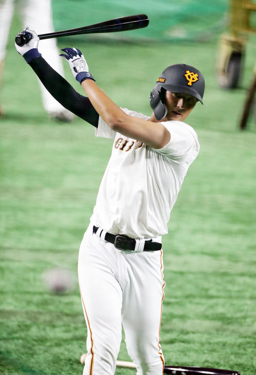 ティー打撃する巨人吉川尚（撮影・浅見桂子）
