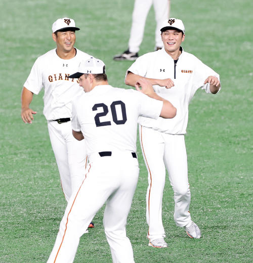 ウオームアップで談笑する巨人坂本勇（右）と中島（撮影・浅見桂子）