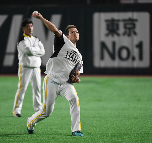 工藤監督が見守る中、練習する千賀（撮影・今浪浩三）