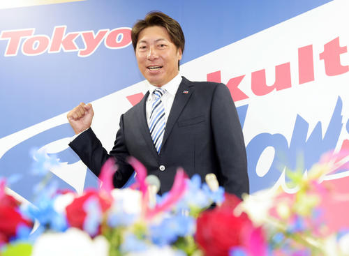 就任会見を終えガッツポーズするヤクルト高津新監督（撮影・横山健太）