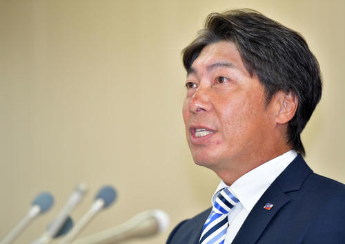 来シーズンに向けて意気込みを語るヤクルト高津新監督（撮影・横山健太）