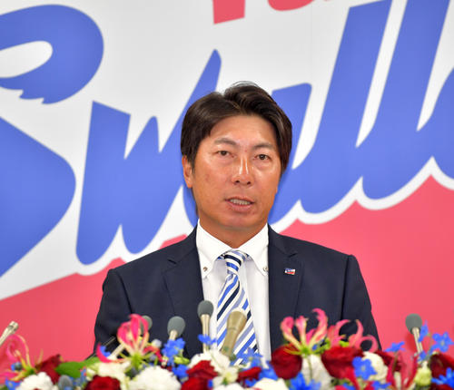 来シーズンに向けて意気込みを語るヤクルト高津新監督（撮影・横山健太）