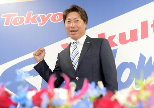 就任会見を終え、ガッツポーズするヤクルト高津新監督（撮影・横山健太）