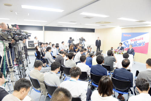 ヤクルト高津新監督の就任会見には多くの報道陣が取材に訪れた（撮影・横山健太）