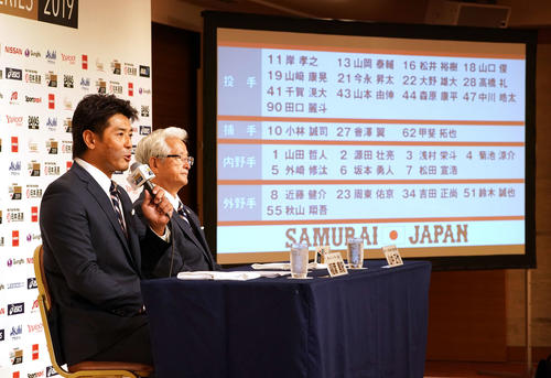 プレミア12のメンバー発表をする侍ジャパン稲葉監督（手前）（撮影・鈴木みどり）