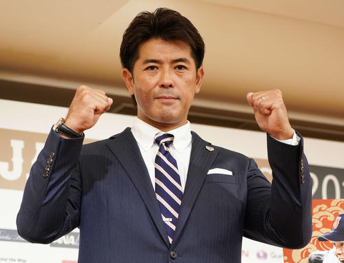 プレミア12のメンバー発表し、ガッツポーズする侍ジャパン稲葉監督（撮影・鈴木みどり）