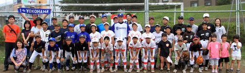8月12日に行われた谷繁元信野球教室の集合写真。個々の顔が見えるように整列してもらうことがとても大事だ