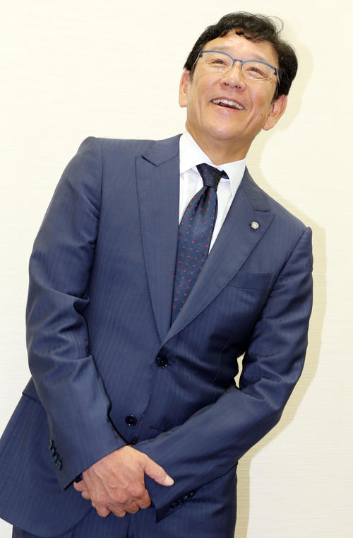 大船渡・佐々木について笑顔で「来ると信じてる」と話す栗山監督（撮影・浅見桂子）