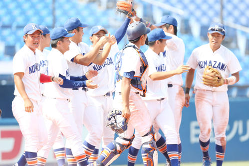 駒大対東洋大、試合に勝利し喜ぶ駒大の選手達也（撮影・佐藤成）