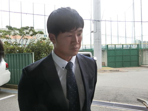 スーツ姿で鳴尾浜を訪れた阪神歳内