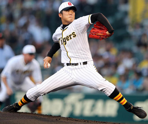 阪神対広島　プロ初先発し力投する阪神歳内（2012年9月2日撮影）