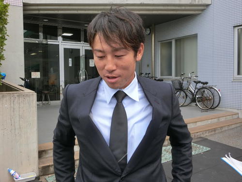 スーツ姿で鳴尾浜を訪れた阪神山崎