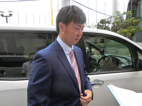 スーツ姿で鳴尾浜を訪れた阪神岡本（撮影・奥田隼人）