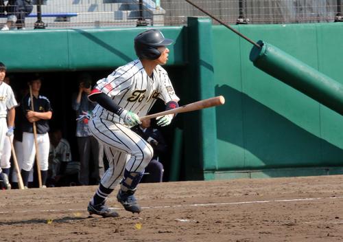 東農大北海道対東海大北海道　9回にサヨナラソロを放つなど2安打2打点と活躍した東海大北海道の外石（撮影・永野高輔）