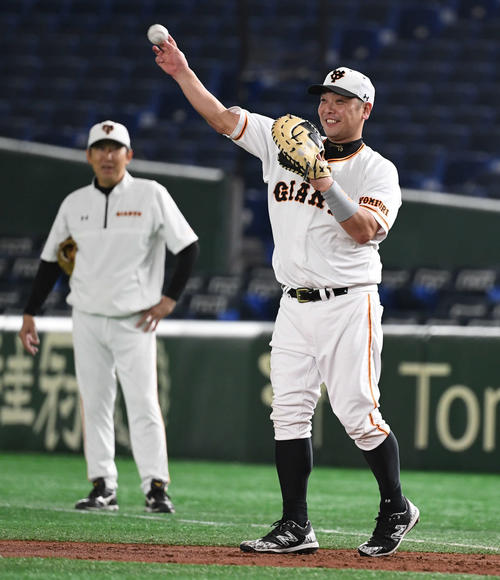 試合形式のノックで笑顔を見せる巨人阿部（撮影・山崎安昭）