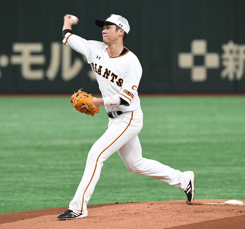ノックの前にマウンドから投球する巨人坂本勇（撮影・山崎安昭）
