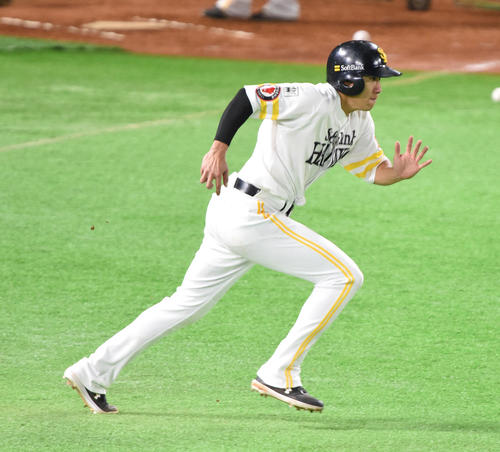 CSに向け走塁練習する柳田（撮影・今浪浩三）
