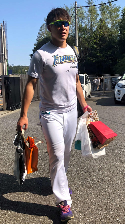 鎌ケ谷で練習を終え、引き揚げる日本ハム吉田輝（撮影・木下大輔）