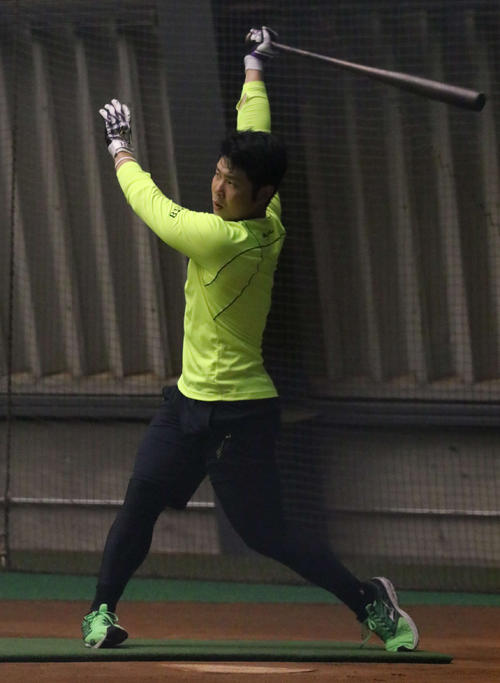 室内練習場で打撃練習する日本ハム近藤（撮影・山崎純一）