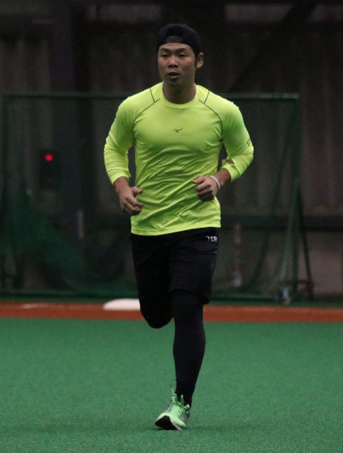 室内練習場でランニングする日本ハム近藤（撮影・山崎純一）