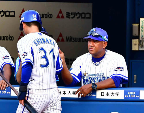 練習試合、DeNA対三菱日立パワーシステムズ　8回裏DeNA2死二塁、神里の左前適時打で生還した柴田（左）を祝福するラミレス監督（撮影・小沢裕）