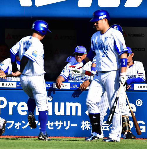 練習試合、DeNA対三菱日立パワーシステムズ　2回裏DeNA2死一、三塁、生還した柴田（左）はハイタッチしようと近づいてきた筒香（右）から滑り止め用のスプレーを掛けられてビックリ（撮影・小沢裕）