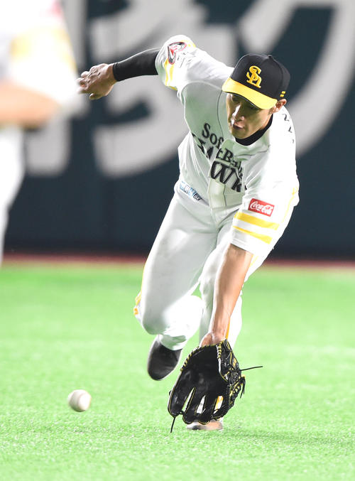 外野守備のノックを受け、捕球から内野に送球するソフトバンク柳田（撮影・今浪浩三）