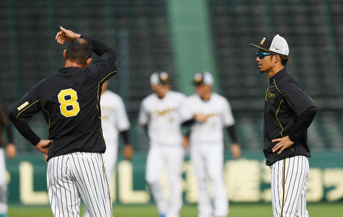 練習中、鳥谷（右）は福留と話す（撮影・奥田泰也）