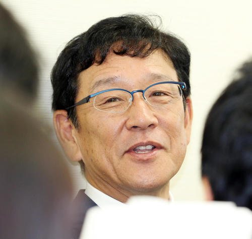 大船渡・佐々木について笑顔で「来ると信じてる」と話す栗山監督（撮影・浅見桂子）
