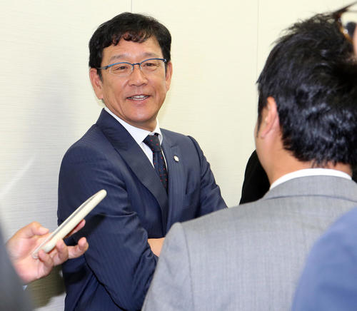 オーナー報告を終えて、報道陣の質問に答える日本ハム・栗山監督（撮影・浅見桂子）