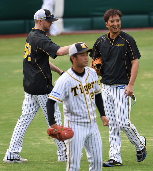 練習中、笑顔を見せる藤川（撮影・奥田泰也）
