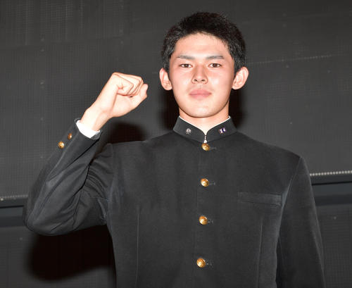プロ志望を表明し力強くガッツポーズする大船渡・佐々木（撮影・横山健太）