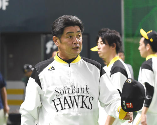全体練習を終えたソフトバンク工藤公康監督（撮影・今浪浩三）