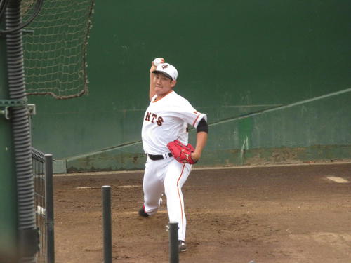 ジャイアンツ球場のブルペンで投球する巨人菅野