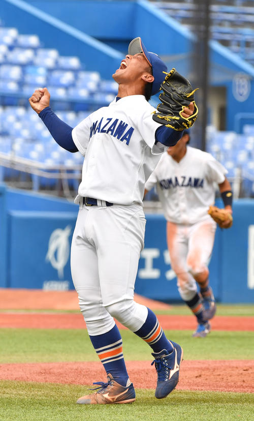 東洋大対駒大　勝利したした駒大・上野はガッツポーズする（撮影・柴田隆二）