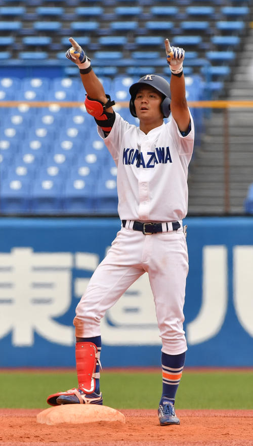 東洋大対駒大　7回裏駒大1死二塁、緒方は右越えに適時二塁打を放ちパフォーマンスする（撮影・柴田隆二）
